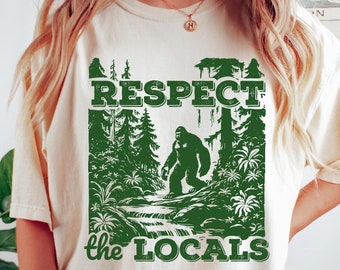 Camiseta Comfort Colors® Respeta a los locales, Camiseta divertida de Bigfoot, Camiseta vintage retro de naturaleza, Camiseta con gráfico ambiental, Criptido de gran tamaño