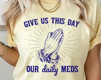 Camiseta "Danos hoy nuestros medicamentos diarios" Comfort Colors®, divertida camiseta de salud mental, camiseta sarcástica vintage, camiseta cristiana retro con gráficos