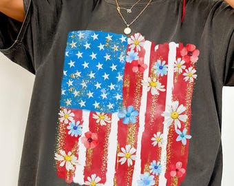 Camiseta Comfort Colors® com estampa floral e pinceladas da bandeira americana, camiseta com estampa floral para o 4 de julho, camiseta com a bandeira dos EUA, camiseta com estampa floral da bandeira americana, camiseta para o Quatro de Julho