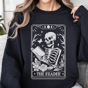 Sudadera con la carta del tarot del lector, regalo para amantes de los libros, camiseta de libros, camiseta de lectura de esqueletos, sudadera con la carta del tarot, camiseta divertida con libros