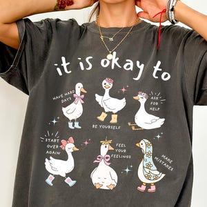 Camiseta motivacional Goose Comfort Colors®, "Está bien", "Salud mental", "Afirmación de amabilidad", "Inspiración para mujer"