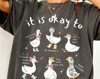 T-shirt motivant Goose Comfort Colors®, It is Okay to, T-shirt santé mentale, T-shirt paroles d'affirmation de la gentillesse, T-shirt inspirant pour femme