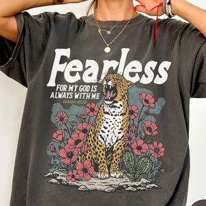 恐れ知らずの聖書の一節 コンフォートカラーズ® Tシャツ、イザヤ書 41:10 クリスチャンTシャツ、信仰のヒョウ柄シャツ、神はいつも私と共に