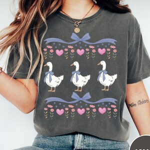 Camiseta original de Blue Ribbon Goose Comfort Colors®, colorida y vintage de los años 80. Camiseta retro de Goose con corazones. Divertida camiseta retro. Camiseta gráfica.