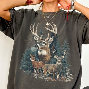 ヴィンテージディアコンフォートカラーズ®シャツ：ユニセックスレトロネイチャーTシャツ、鹿狩り美学、アウトドア美学グラフィックTシャツ、鹿シャツ