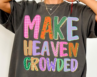 Camiseta Comfort Colors® "Make Heaven Crowded", camiseta gráfica cristiana de estilo preppy, camiseta con temática religiosa, camiseta de iglesia boutique, camiseta cristiana de moda.