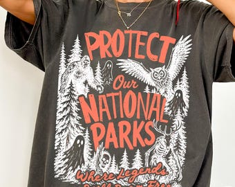 Camiseta Comfort Colors® "Protejamos nuestros parques nacionales", camiseta divertida de Bigfoot Ghost, regalo vintage de críptidos, camiseta unisex retro para amantes de la naturaleza y actividades al aire libre.