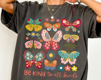 Camiseta "Be Kind to All Kinds Comfort Colors®", camiseta floral con mariposas, camiseta retro boho hippie, camiseta gráfica oversize con estética natural