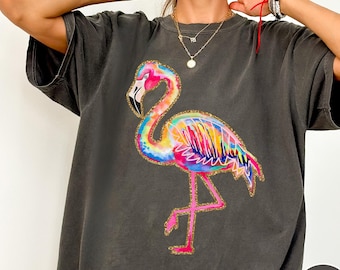 Camiseta Summer Flamingo Comfort Colors®, camiseta gráfica con aires playeros preppy, camiseta neón con flamencos adorables, camiseta oversize con estética tropical veraniega