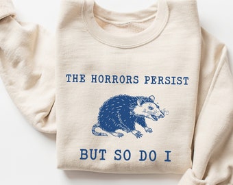 Los horrores persisten pero yo también sudadera, camisa de zarigüeya vintage divertida, sudadera gráfica retro, sudadera de salud mental, camisa meme
