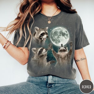 Mapaches aullando a la camisa de la luna, camiseta meme mapache, camisa divertida, camiseta vintage, camisa retro, camisa unisex, 3 mapaches, camisa de colores cómodos
