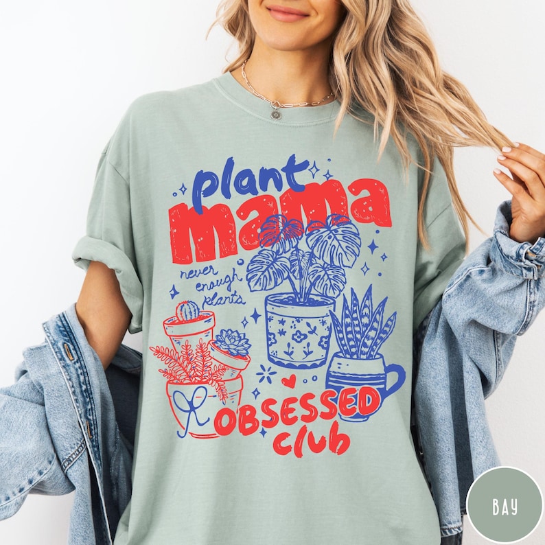Puede incluir: Una taza de cer&aacute;mica blanca con un asa negra y el texto "But First, Coffee" en un estilo manuscrito. La taza est&aacute; sobre una superficie blanca. La taza mide 10 cm de alto.