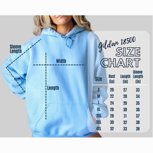 Op de afbeelding: Een lichtblauwe hoodie met een voorzak. De afbeelding bevat een maattabel met afmetingen in inches voor borst, lengte en mouwlengte. De merknaam "Gildan 18500" is ook zichtbaar.
