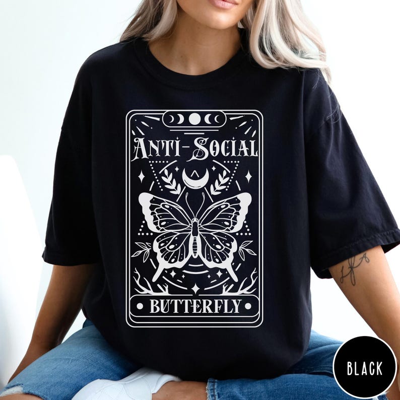 Puede incluir: Camiseta negra con un gr&aacute;fico blanco de una mariposa y el texto "Anti-Social Butterfly".