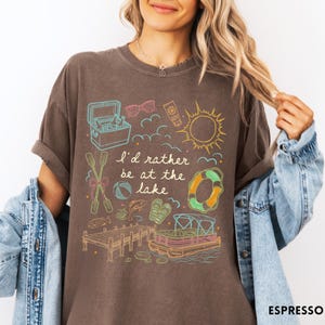 Prefiero estar en el lago. Camiseta Comfort Colors®, camiseta de la vida en el lago, camiseta de vacaciones de verano, camiseta de fin de semana en la cabaña, camiseta de barco pontón, regalo para el lago. Espresso