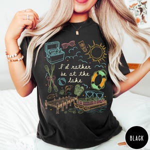 Prefiero estar en el lago. Camiseta Comfort Colors®, camiseta de la vida en el lago, camiseta de vacaciones de verano, camiseta de fin de semana en la cabaña, camiseta de barco pontón, regalo para el lago. Black