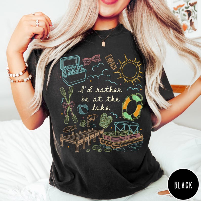 Prefiero estar en el lago. Camiseta Comfort Colors®, camiseta de la vida en el lago, camiseta de vacaciones de verano, camiseta de fin de semana en la cabaña, camiseta de barco pontón, regalo para el lago. Black