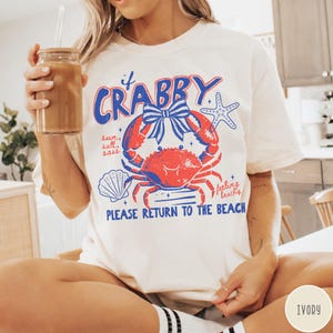 Camiseta Comfort Colors® "If Crabby Please Return To The Beach", Camiseta retrô com estampa litorânea, Camiseta divertida para praia, Camiseta com estampa de verão, Presente para amantes da praia Ivory