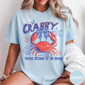 Camiseta Comfort Colors® "If Crabby Please Return To The Beach", Camiseta retrô com estampa litorânea, Camiseta divertida para praia, Camiseta com estampa de verão, Presente para amantes da praia Chambray