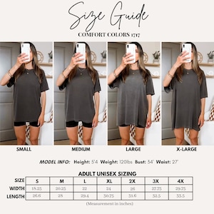 Puede incluir: Gu&iacute;a de tallas para camisetas Comfort Colors 1717. La imagen muestra cuatro modelos que usan la camiseta en diferentes tallas: Peque&ntilde;a, Mediana, Grande y Extra Grande. La tabla de tallas proporciona medidas en pulgadas para el ancho y el largo, de S a 4X.