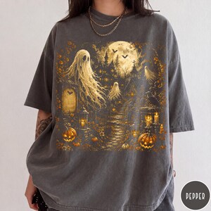 Camiseta gótica vintage de Halloween, camiseta oscura de Halloween Comfort Colors®, camiseta de fantasmas de la mansión embrujada, camiseta de cementerio espeluznante, camiseta gráfica gótica imagen 2