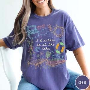 Prefiero estar en el lago. Camiseta Comfort Colors®, camiseta de la vida en el lago, camiseta de vacaciones de verano, camiseta de fin de semana en la cabaña, camiseta de barco pontón, regalo para el lago. Grape