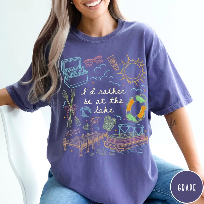 Prefiero estar en el lago. Camiseta Comfort Colors®, camiseta de la vida en el lago, camiseta de vacaciones de verano, camiseta de fin de semana en la cabaña, camiseta de barco pontón, regalo para el lago. Grape