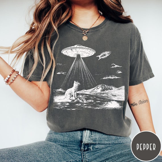 UFO Cat Comfort Colors® Shirt, Retro Vintage Western Tshirt, Funny Cat Tshirt, Alien Oversized Graphic Tee, Trendy Women's UFO Cat Shirt