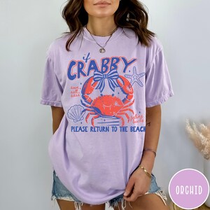 Camiseta Comfort Colors® "If Crabby Please Return To The Beach", Camiseta retrô com estampa litorânea, Camiseta divertida para praia, Camiseta com estampa de verão, Presente para amantes da praia Orchid