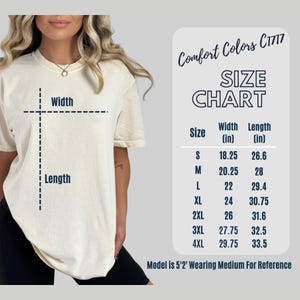 Puede incluir: Una camiseta de color crema con una tabla de tallas etiquetada como Comfort Colors C1717. La tabla enumera las tallas de la S a la 4XL con las medidas de ancho y largo en pulgadas. Un diagrama en la camiseta ilustra c&oacute;mo medir el ancho y el largo.