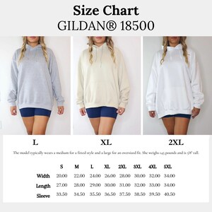 Op de afbeelding: Maattabel voor Gildan 18500 hoodies. De tabel bevat afmetingen voor breedte, lengte en mouwlengte in inches, vari&euml;rend van maat S tot 5XL. De afbeelding toont drie hoodies in grijs, beige en wit.