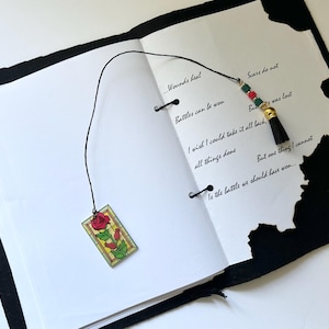 Marque-pages avec charms. Glands, perles, fait main, rose, tournesol, papillon, coquillage. Pièce unique en son genre, porte-clés gratuit avec chaque commande