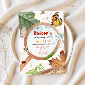 Könnte beinhalten: Eine Geburtstagseinladung zum Thema Insekten für ein Kind, das sieben Jahre alt wird. Die Einladung zeigt eine Lupe mit blauem Hintergrund und dem Text "we're buggin' out Hudson's is turning seven sat 1 16 jul three o'clock in the afternoon 123 Street Address City State 1234 RSVP to Michelle 111-444-5555". Die Einladung ist mit verschiedenen Insekten verziert, darunter Schmetterlinge, Marienkäfer und Raupen.