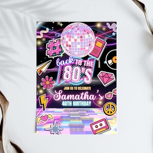 Puede incluir: Una invitación de color rosa y azul neón para una fiesta de cumpleaños número 40 con el texto "De vuelta a los 80" y "Samatha's 40th Birthday". La invitación presenta una bola de discoteca, una cinta de casete, un signo de paz y otros gráficos con temática de los 80.