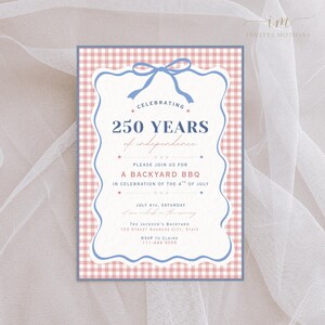 K&ouml;nnte beinhalten: Rechteckige Einladungskarte mit rosa-wei&szlig;em Vichy-Karo-Rand und blauem Wellenrand. Der Text lautet "Celebrating 250 Years of Independence" und l&auml;dt zu einem BBQ am 4. Juli ein. Inklusive RSVP-Details.