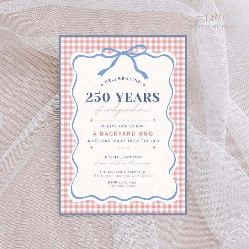 K&ouml;nnte beinhalten: Rechteckige Einladungskarte mit rosa-wei&szlig;em Vichy-Karo-Rand und blauem Wellenrand. Der Text lautet "Celebrating 250 Years of Independence" und l&auml;dt zu einem BBQ am 4. Juli ein. Inklusive RSVP-Details.