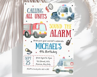 Op de afbeelding: Een verjaardagsuitnodiging met een aquarel-illustratie van een politieauto, een brandweerwagen en een ambulance. De tekst luidt "Calling All Units Sound the Alarm Michael's 4th Birthday" met de datum en tijd van het feest.