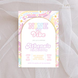 Op de afbeelding: Een kleurrijke uitnodiging met een regenboog- en madeliefjespatroon. De tekst luidt "NINE is a Vibe" en "Athena's 9th Birthday". De uitnodiging bevat de datum, tijd en het adres voor het feest.