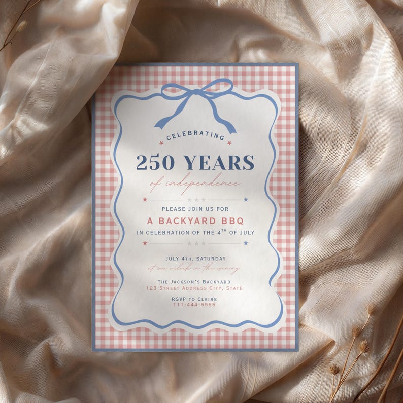 K&ouml;nnte beinhalten: Eine rechteckige Einladung mit einem rosa-wei&szlig; karierten Hintergrund. Die Einladung hat einen blauen Rand und enth&auml;lt den Text "Feiern 250 Jahre Unabh&auml;ngigkeit" sowie Details f&uuml;r ein BBQ am 4. Juli.