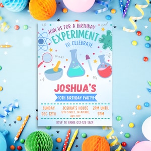 Op de afbeelding: Een blauwe en roze verjaardagsuitnodiging met een wetenschappelijk thema. De uitnodiging bevat een cartoonillustratie van bekers, een vijzel en stamper, en een vergrootglas. De tekst op de uitnodiging luidt "Doe mee met een verjaardags experiment om Joshua's 10e verjaardag te vieren!" De uitnodiging bevat ook de datum, tijd en locatie van het feest.
