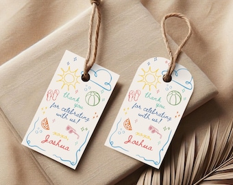 Può includere: Due etichette regalo a tema spiaggia. Ogni etichetta ha un sole, infradito, un pallone da spiaggia, occhiali da sole e il testo "thank you for celebrating with us!" e "xoxo, Joshua". Le etichette sono legate con spago.
