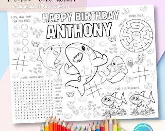Puede incluir: Un mantel individual imprimible en blanco y negro con temática de tiburones. Incluye un laberinto de tiburones, una búsqueda de palabras de tiburones, un juego de encontrar las diferencias y una pancarta de "Feliz cumpleaños Anthony". El mantel individual está diseñado para colorear.