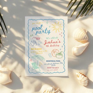 Könnte beinhalten: Eine Einladung zur Poolparty mit blauem Rand und Illustrationen. Der Text lautet "Poolparty" und "Joshuas 9. Geburtstag". Enthält Bilder von Sonnenbrillen, Flip-Flops, einem Strandball und einer Sonne. Die Einladung befindet sich auf sandigem Hintergrund.