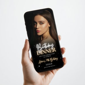 Puede incluir: La pantalla de un tel&eacute;fono inteligente negro muestra una invitaci&oacute;n a una cena de cumplea&ntilde;os con una foto de una mujer. La invitaci&oacute;n dice "Birthday Dinner", "Join us for a birthday party to celebrate Andrea's 30th Birthday", "07.15.25" y "RSVP to this message".