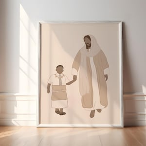 Op de afbeelding: Een ingelijste kunstdruk met een minimalistische illustratie van twee figuren die elkaars hand vasthouden. De figuren zijn afgebeeld in neutrale tinten beige, bruin en wit, tegen een lichtbeige achtergrond. Het kunstwerk is ingelijst in een eenvoudige, lichtgekleurde lijst.