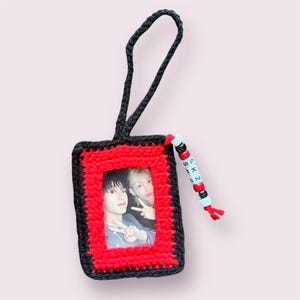 Porta-cartões de fotos Stray Kids de crochê, acessório Skz K-pop, foto preta e vermelha, carregador superior incluso, porta-retratos feito à mão