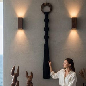 Arazzo da parete in macramè nero con anello in legno di noce, decorazione da parete moderna in fibra, decorazione da parete boho fatta a mano, arredamento minimalista per la casa