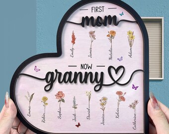 Personalisierte First Mom Now Grandma - Geschenk zum Muttertag - Omas Holzschild - Mit Geburtstagsblumen - Individuelle Geburtsmonatsblumen