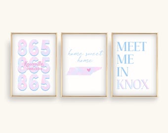 Può includere: Tre stampe artistiche da parete incorniciate con bordi dorati. La prima mostra il numero 865 e il testo Knoxville, Tennessee. La seconda presenta il testo home sweet home sopra una mappa del Tennessee con un cuore. La terza mostra MEET ME IN KNOX.