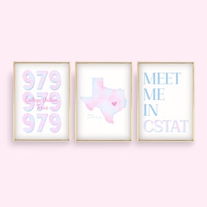 Arte digital de pared en College Station, Texas, decoración de dormitorio en rosa pastel y azul, decoración de pared moderna de Texas AM, decoración de pared para apartamentos universitarios